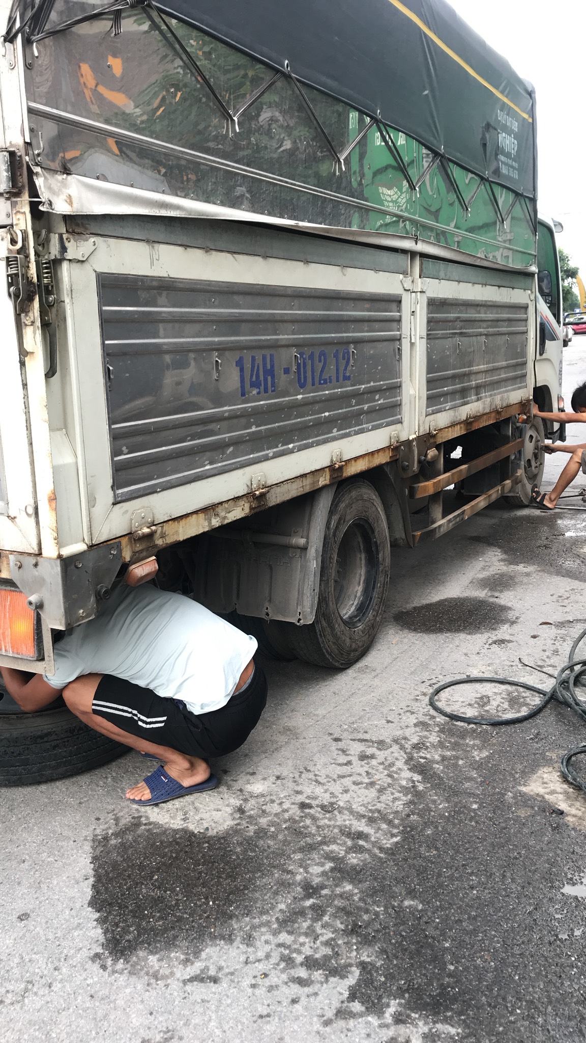 Cứu hộ lốp xe tải tải trọng lớn giải pháp nhanh an toàn